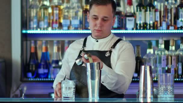 Ekspert barman robi koktajl w nocnym klubie — Wideo stockowe