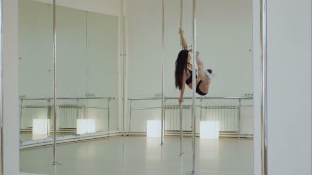 Vacker kvinna utför poledance i högklackat skor — Stockvideo