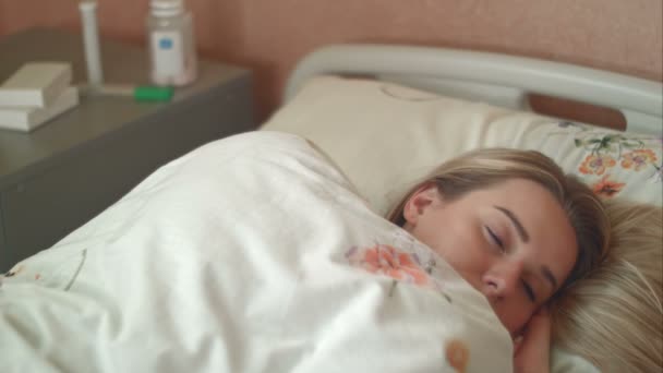 Paciente femenina despierta en una cama de hospital — Vídeo de stock