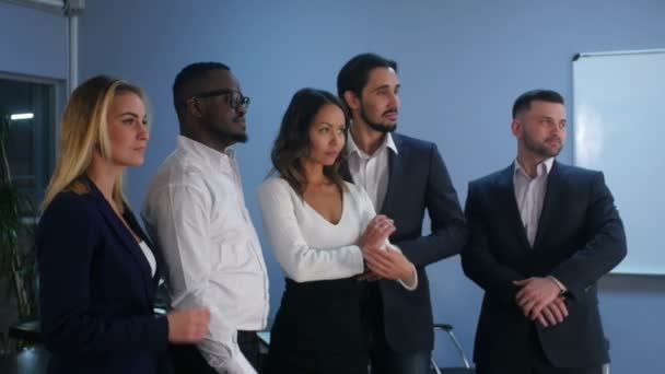 Business team staande met serieuze blik in kantoor — Stockvideo