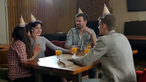 Grupo de amigos disfrutando de la fiesta y celebrando cumpleaños — Vídeos de Stock