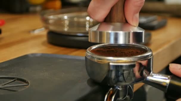 Держатель профессиональной кофеварки с молотым кофе — стоковое видео