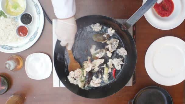 Смешивание морепродуктов в кастрюле во время приготовления пищи — стоковое видео