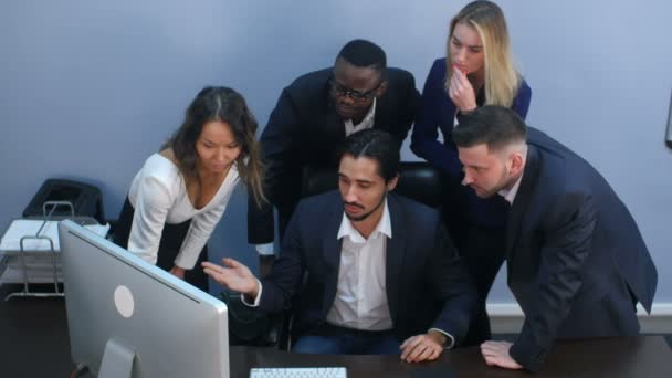 Porträtt av en grupp av raser affärsmän som arbetar tillsammans på ett möte — Stockvideo