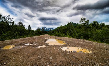 Kamçatka Yarımadası'nda toprak yol ve görünüm