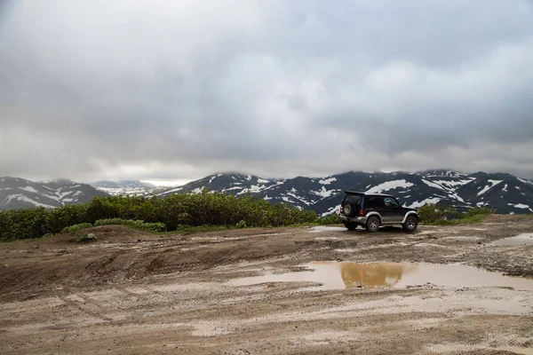 Car travel on the roads of Kamchatka — Stock Photo, Image