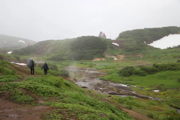 Los turistas van a lo largo del arroyo en la región de Kamchatka — Foto de Stock
