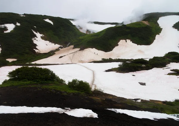 Un pequeño valle de géiseres cerca de la central eléctrica geoeléctrica de Mutnovsky en Kamchatka — Foto de Stock