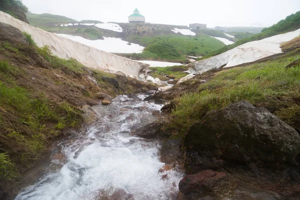 Un pequeño valle de géiseres cerca de la central eléctrica geoeléctrica de Mutnovsky en Kamchatka — Foto de Stock