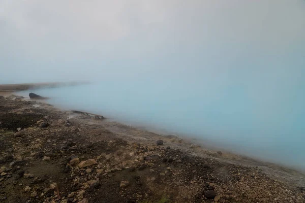 Vapore e acqua dalla centrale geotermica Mutnovsky a Kamchatka — Foto Stock