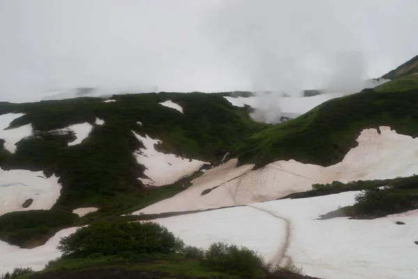 Un pequeño valle de géiseres cerca de la central eléctrica geoeléctrica de Mutnovsky en Kamchatka — Foto de Stock