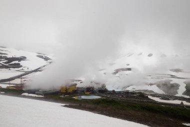 çalışma Mutnovsky jeotermal enerji santraligörünümü. Rusya, Kamçatka