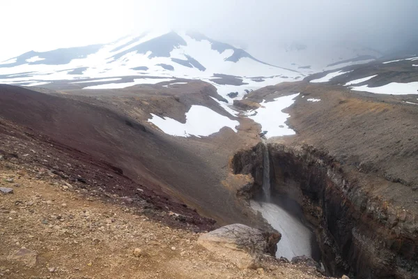 Kamçatka Yarımadası'nda şelale ve dağ manzarası