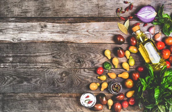 Сырые органические овощи со свежими ингредиентами для здорового приготовления — стоковое фото