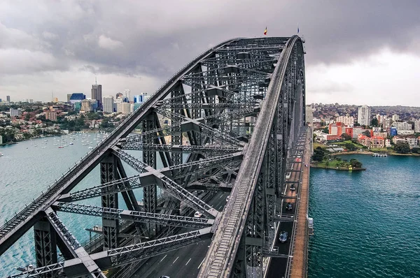 Mening van de Sydney Harbour Bridge de Zuid-Oost pyloon met toeristische zoek naar North Sydney. Bewolkte dag voor storm. — Stockfoto