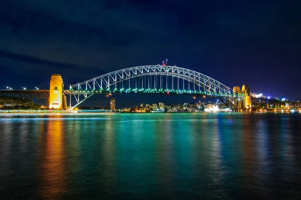 Sydney Harbour Bridge met kleurrijke verlichting 's nachts — Stockfoto