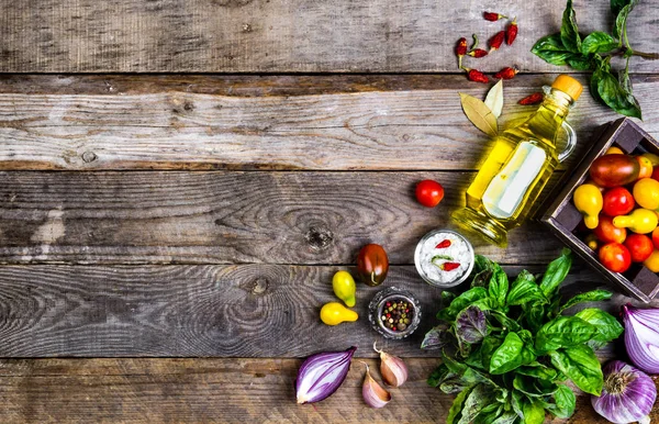 Råa ekologiska grönsaker med färska ingredienser för laga hälsosamt — Stockfoto