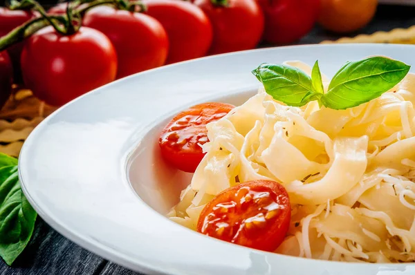 Tál olasz tészta, bazsalikomos paradicsom, sajt — Stock Fotó