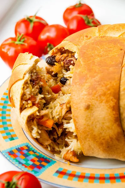 Shah pilaf. Khan pilaf in a pita. Traditional oriental dish . on tableware . Azerbaijan , Baku . Shah Pilaf with fire on a table in restaurant . — Stock Photo, Image