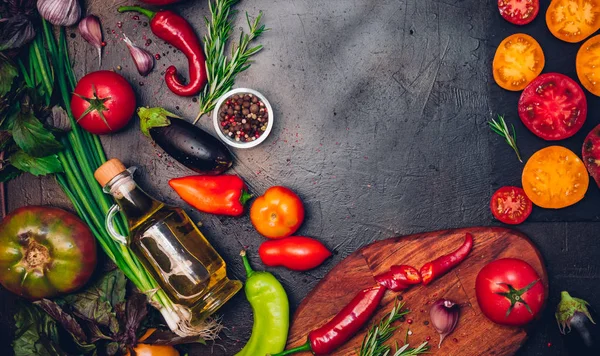 Råa ekologiska grönsaker med färska ingredienser för hälsosamt matlagning på vintage bakgrund, ovanifrån, banner. Vegan eller diet mat koncept. Bakgrund layout med fritext utrymme. — Stockfoto