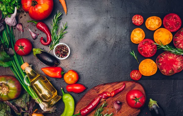 Ωμά λαχανικά βιολογικής καλλιέργειας με φρέσκα υλικά για το μαγείρεμα υγιή τρόπο σε vintage φόντο, κάτοψη, πανό. Vegan ή διατροφή τροφίμων έννοια. Διάταξης φόντου με χώρο ελεύθερο κείμενο. — Φωτογραφία Αρχείου
