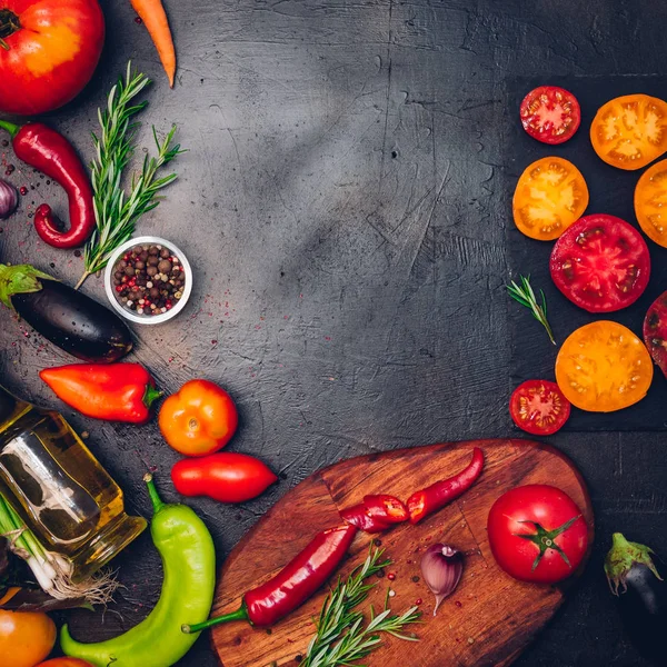 Råa ekologiska grönsaker med färska ingredienser för hälsosamt matlagning på vintage bakgrund, ovanifrån, banner. Vegan eller diet mat koncept. Bakgrund layout med fritext utrymme. — Stockfoto