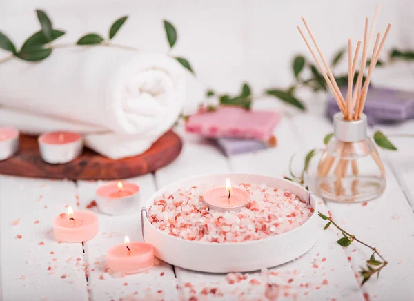 Handmade Salt Peach Scrub With Argan Oil. Himalayan Salt. Toiletries, Spa Set with candles and white towel — Stock Photo, Image