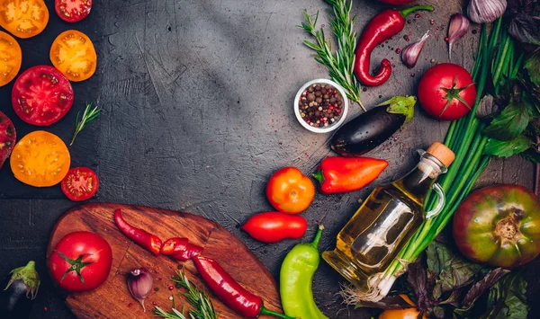 Verduras orgánicas crudas con ingredientes frescos para cocinar saludablemente —  Fotos de Stock