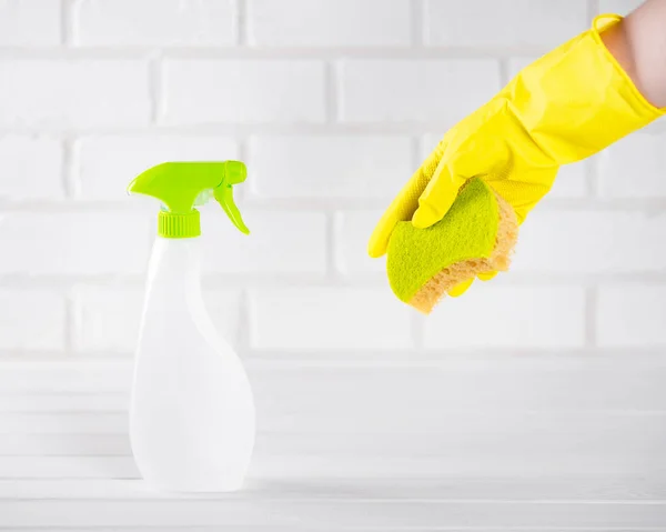 Hand holding a house-cleaning spray on an light background. Copy space. — Stock Photo, Image