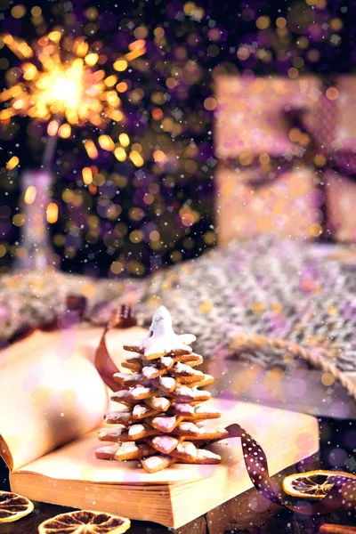 Biscotti all'albero di Natale di pan di zenzero, fiocchi di neve appesi con nastro su uno sfondo di legno blu. Regalo e neve. Spazio libero copyspace per il testo. 2018 Capodanno — Foto Stock