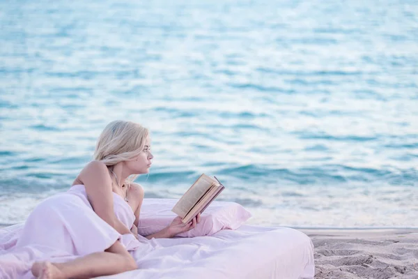 Relaxe Conceito Cama Acolhedora Confortável Perto Mar Férias Verão Ainda — Fotografia de Stock