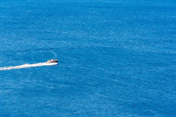 Amazing view to yacht and clear dark blue water summer paradise. Copy space — Stock Photo, Image