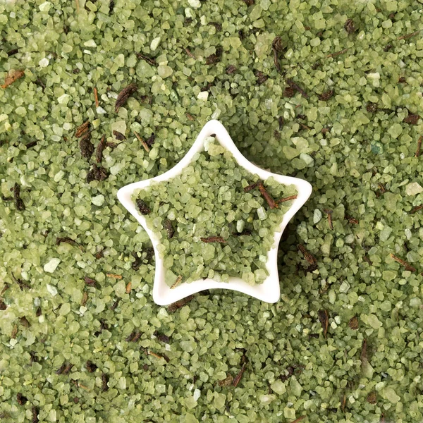 Cristalli verdi di sale marino in ciotola a forma di stella vista dall'alto . — Foto Stock