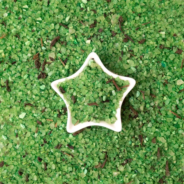 Cristalli verdi di sale marino in ciotola a forma di stella vista dall'alto . — Foto Stock