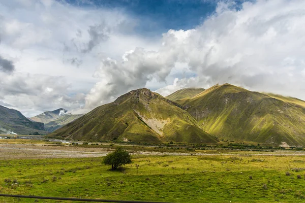 조지아, 극적인 하늘의 높은 산들과 아름 다운 풍경 — 스톡 사진