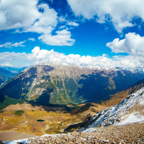 Vista aerea dal drone. Estate paesaggi montani di Karachay Cherkessia, Dombay, Caucaso occidentale . — Foto Stock