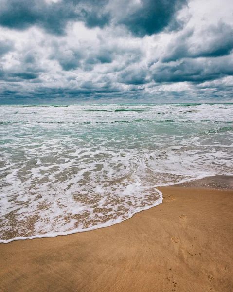 Штормовое Черное море в дневное время, большие волны и порывной ветер — стоковое фото