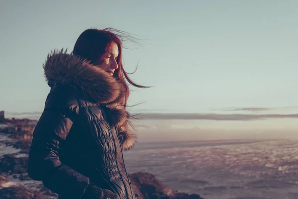 Jovem bela mulher menina desfrutando do pôr do sol no mar tempestuoso no inverno — Fotografia de Stock