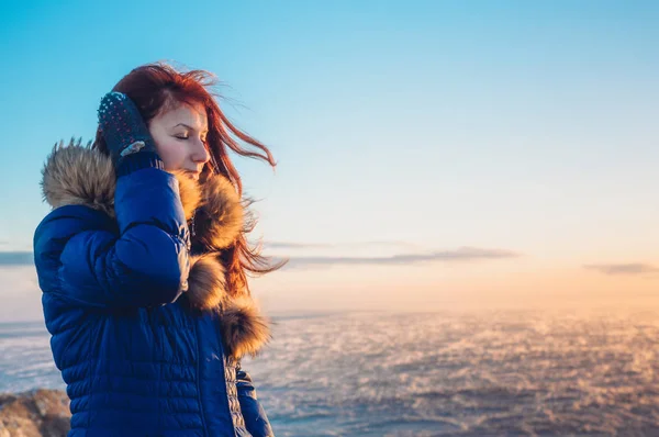 Jovem bela mulher menina desfrutando do pôr do sol no mar tempestuoso no inverno — Fotografia de Stock