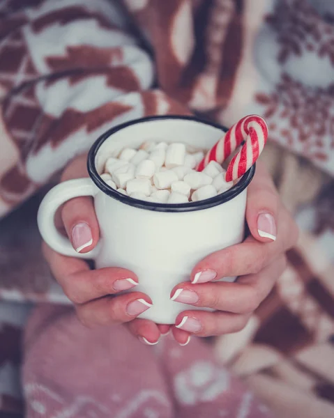 Chocolate quente com marshmallow na mão mulher e suéter — Fotografia de Stock
