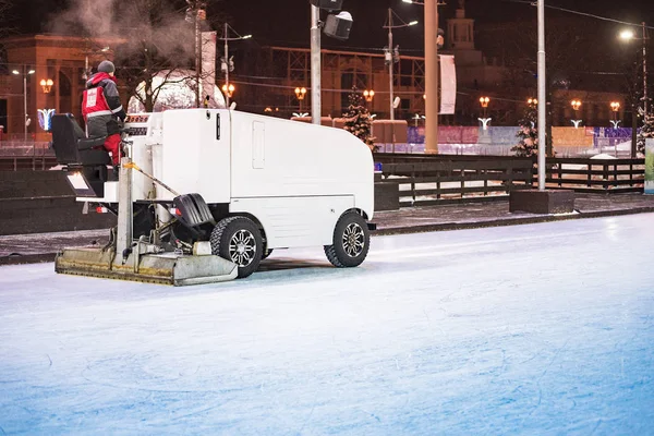 Moskau, russland - januar 2019, russisches ausstellungszentrum, leere eisbahn, hockey- und eislaufarena unter der eiserne erntemaschine — Stockfoto