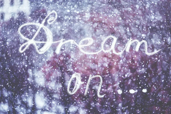 Όνειρο, γραμμένη με το χέρι στο φόντο χειμώνα χιονοθύελλα, τονισμένα — Φωτογραφία Αρχείου