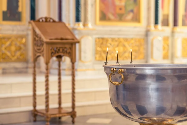Ceremonii chrztu w kościele prawosławnym, kapłan zniczy o dzieci chrzcielnica, zbliżenie. — Zdjęcie stockowe