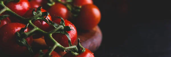 검은 배경으로 나무 테이블에 잘 익은 빨간 토마토. 어두운 소박한 옛 스타일 — 스톡 사진