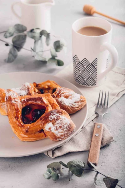 Pastelaria caseira com cereja e maçã. Doce sobremesa saborosa com xícara de café com leite. Estilo escandinavo enorme. Imagem tonificada — Fotografia de Stock