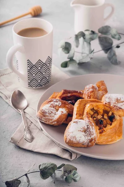 Pasticceria sfoglia fatta in casa con ciliegia e mela. Dolce dessert gustoso con tazza di caffè con latte. Un abbraccio stile scandinavo. Foto tonica — Foto Stock