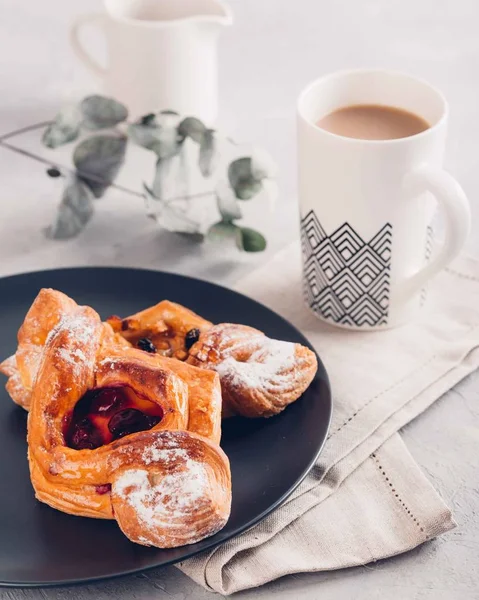 체리와 사과로 만든 퍼프 페이스 달콤한 커피 우유 한잔과 함께 맛 있는 디저트. Hugge 스 칸디 나 비아 스타일입니다. 격 조 그림 — 스톡 사진