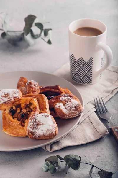 Pastelaria caseira com cereja e maçã. Doce sobremesa saborosa com xícara de café com leite. Estilo escandinavo enorme. Imagem tonificada — Fotografia de Stock