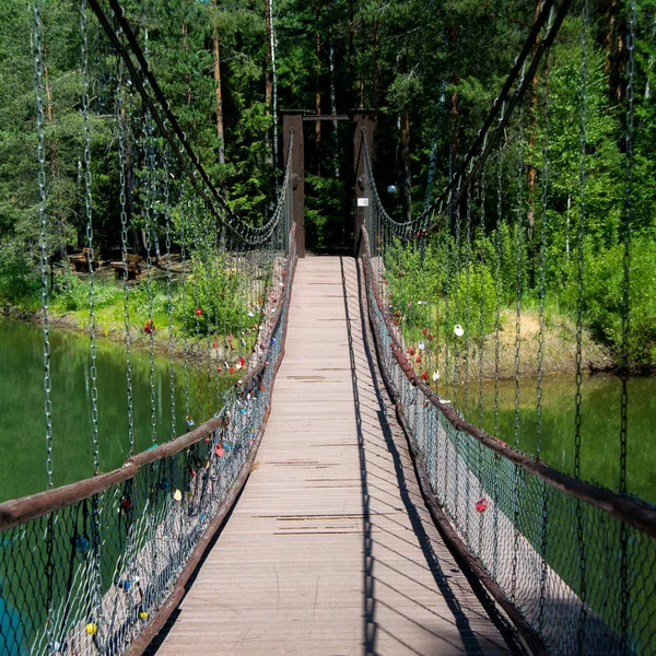 Lago azul en el bosque, paisajes rusos, hermosa naturaleza. Hermoso puente . — Foto de Stock