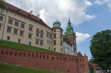 Antik cephe bina Wawel Kalesi şehir Krakow Polonya. Yaz saati ve güzel kilise